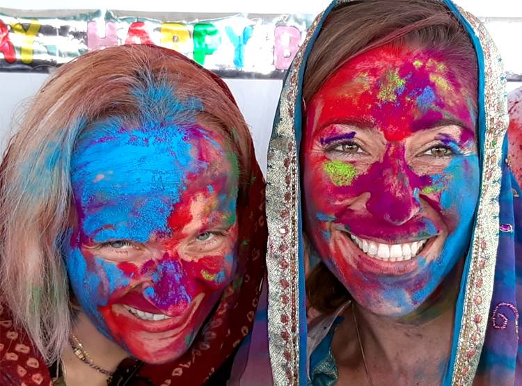 विदेशी चेहरों पर देसी गुलाल, स्पेनी ग्रुप की पुष्कर में होली