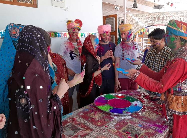 विदेशी चेहरों पर देसी गुलाल, स्पेनी ग्रुप की पुष्कर में होली