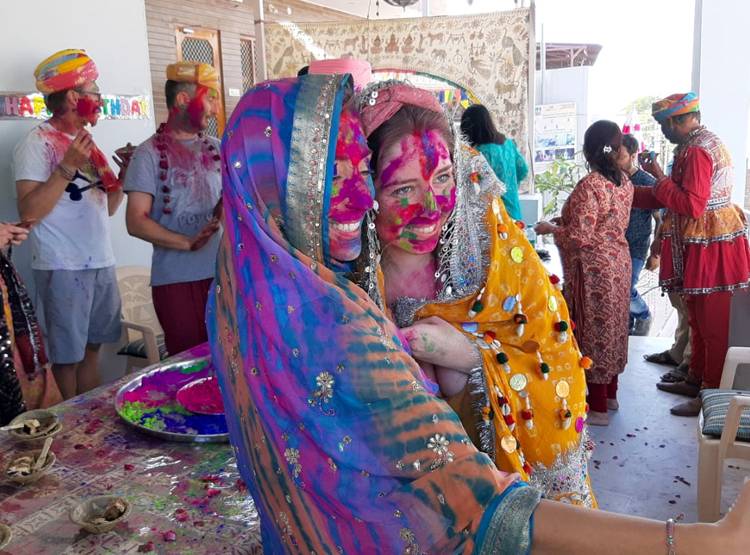 विदेशी चेहरों पर देसी गुलाल, स्पेनी ग्रुप की पुष्कर में होली
