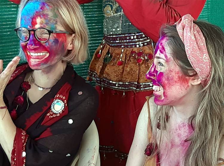 विदेशी चेहरों पर देसी गुलाल, स्पेनी ग्रुप की पुष्कर में होली