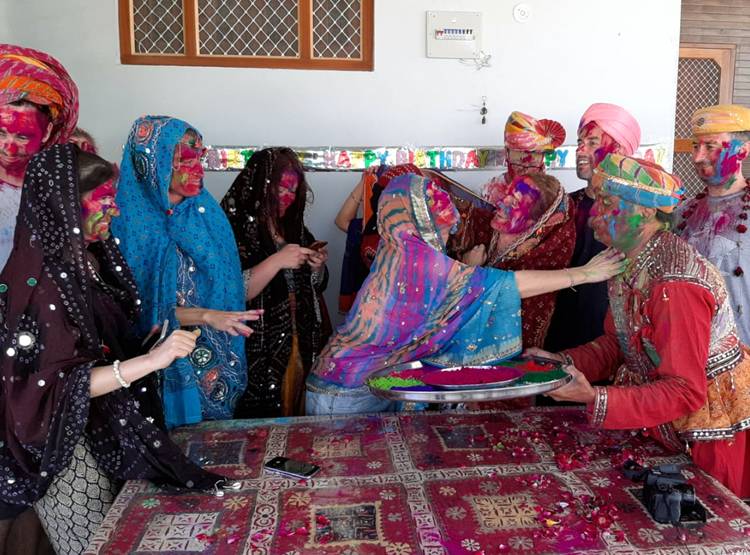 विदेशी चेहरों पर देसी गुलाल, स्पेनी ग्रुप की पुष्कर में होली