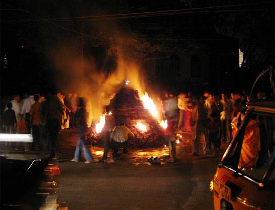 ये हैं होली खेलने के अनोखे तरीके, कहीं अंगारे तो कहीं बरसते हैं पत्थर