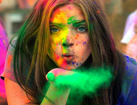 भारत ही नहीं इन 9 देशों में भी मनाया जाता है 'रंगों का त्योहार'