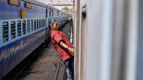 ट्रेन में महिलाओं को मिलते हैं ये खास अधिकार, आप भी जान लें