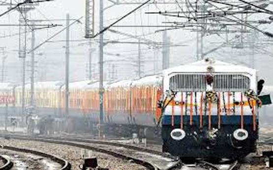 ट्रेन में महिलाओं को मिलते हैं ये खास अधिकार, आप भी जान लें