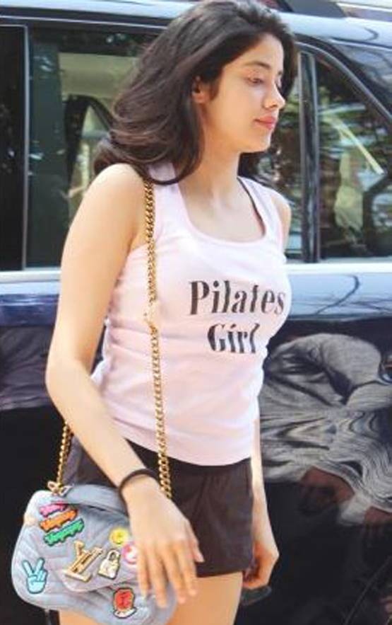 Photos: जिम के बाहर कुछ इस अंदाज में दिखीं करीना-जाह्नवी