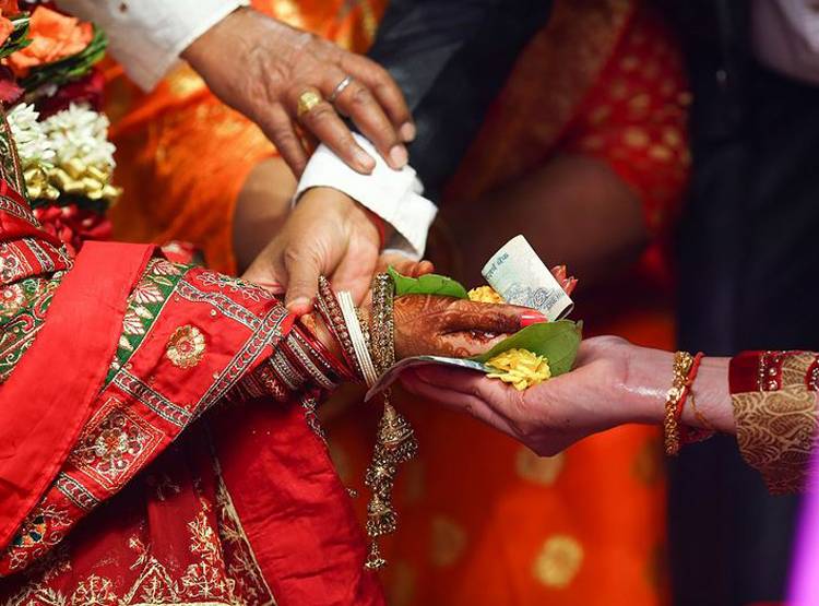 नए ट्रेंड की ये शादी बनी मिसाल, दुल्हन ने दूल्हे को पहनाया 'मंगलसूत्र'