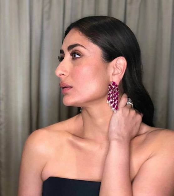 करीना कपूर का ये ऑफ शोल्डर लुक है खास, तस्वीरें हुईं वायरल