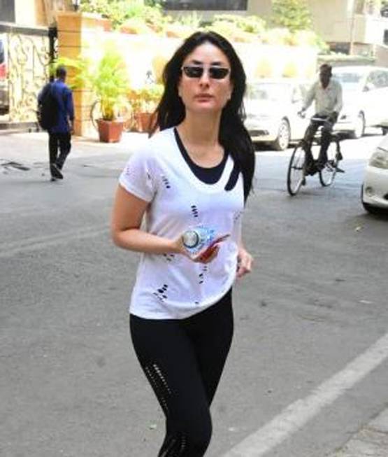 Photos: जिम के बाहर कुछ इस अंदाज में दिखीं करीना-जाह्नवी