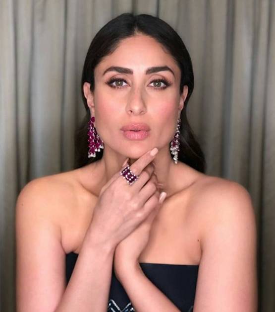 करीना कपूर का ये ऑफ शोल्डर लुक है खास, तस्वीरें हुईं वायरल