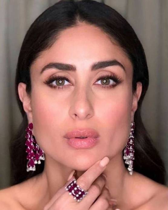 करीना कपूर का ये ऑफ शोल्डर लुक है खास, तस्वीरें हुईं वायरल