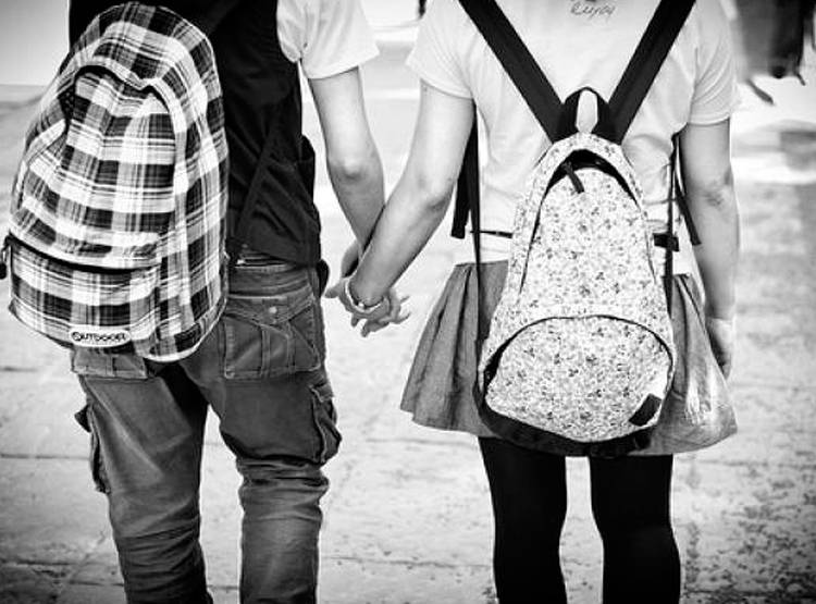 बोर्ड पर छात्राओं को समझाए प्यार के फॉर्मूले, बना वीड‍ियो, सस्पेंड