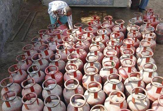 10 रुपये सस्ती LPG गैस खरीदने का मौका, आप भी उठा सकते हैं फायदा