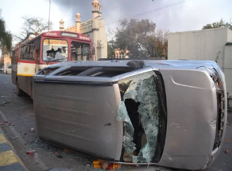 मेरठ में भड़की हिंसा, गाड़ियों में तोड़फोड़, 100 झुग्गियां फूंकी