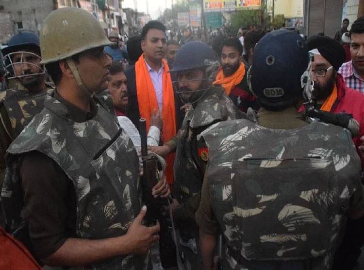 मेरठ में भड़की हिंसा, गाड़ियों में तोड़फोड़, 100 झुग्गियां फूंकी