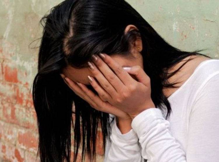 तेरे शरीर में भूत है आ उसे भगा दूं..कहकर बाबा ने लड़की से किया रेप