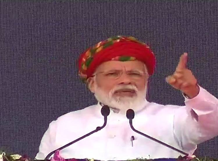 अहमदाबाद: रैली से पहले बंदूक के साथ लगे पीएम मोदी के पोस्टर