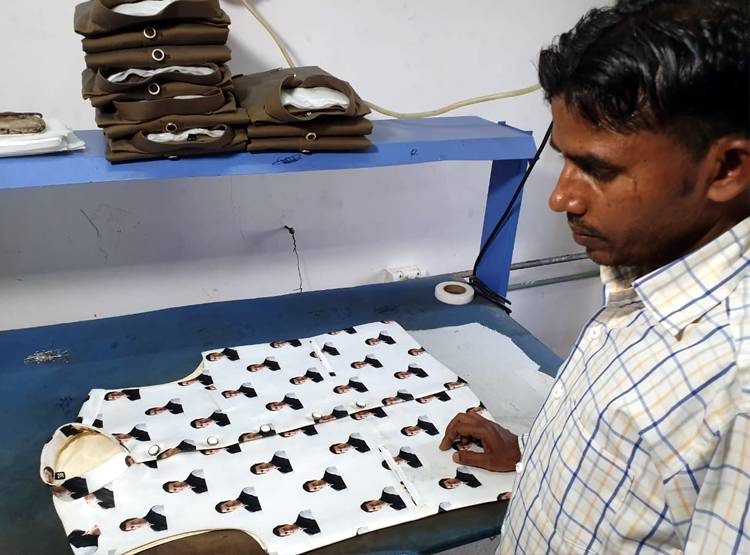 चुनावी रंग: जैकेट पर मोदी-राहुल, साड़ी पर सर्जिकल स्ट्राइक