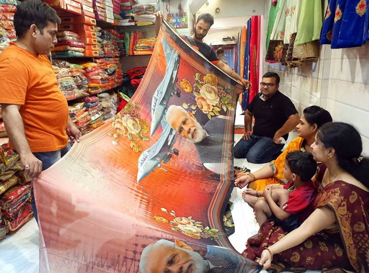 चुनावी रंग: जैकेट पर मोदी-राहुल, साड़ी पर सर्जिकल स्ट्राइक