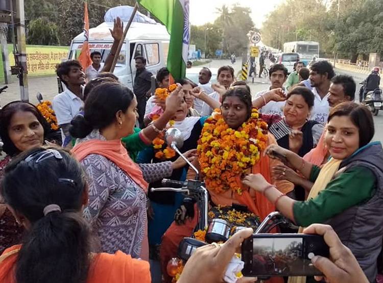 मोदी फ‍िर बनें PM, इसलिए बुलेट रानी ने चलाई 15 हजार KM बाइक