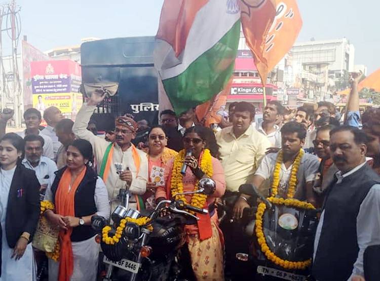 मोदी फ‍िर बनें PM, इसलिए बुलेट रानी ने चलाई 15 हजार KM बाइक