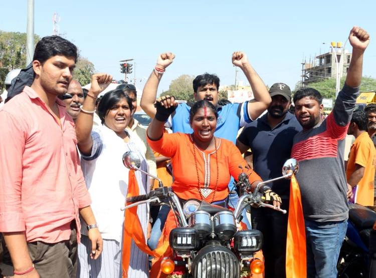 मोदी फ‍िर बनें PM, इसलिए बुलेट रानी ने चलाई 15 हजार KM बाइक