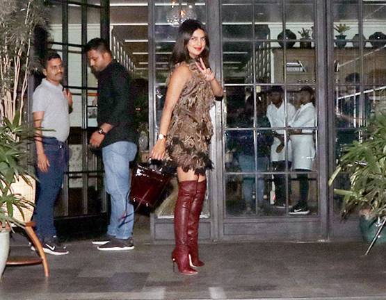 प्रियंका चोपड़ा की इस ड्रेस की कीमत जानकर उड़ जाएंगे होश