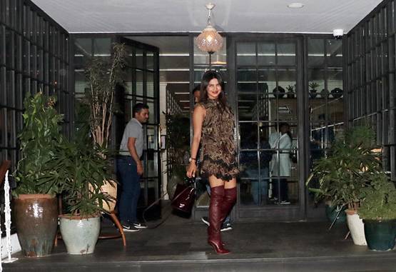 प्रियंका चोपड़ा की इस ड्रेस की कीमत जानकर उड़ जाएंगे होश