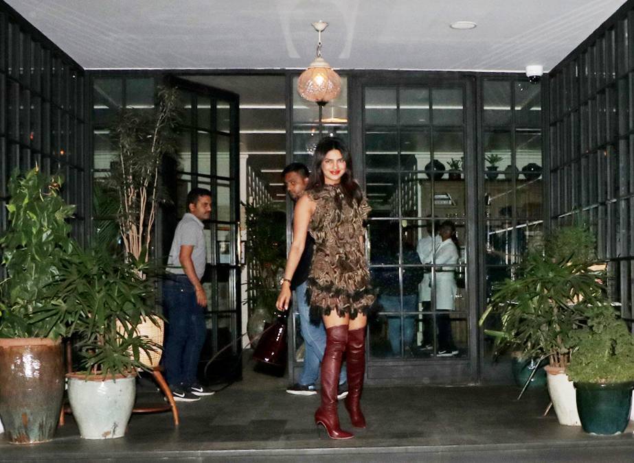 प्रियंका चोपड़ा की इस ड्रेस की कीमत जानकर उड़ जाएंगे होश