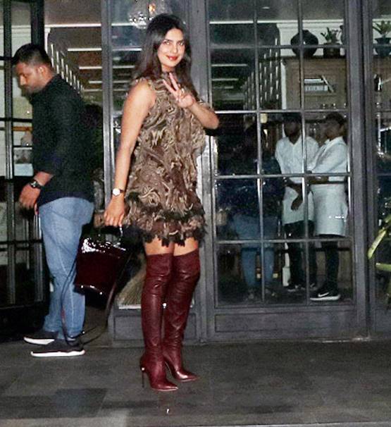 प्रियंका चोपड़ा की इस ड्रेस की कीमत जानकर उड़ जाएंगे होश