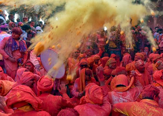 बरसाने में मनाई गई लट्ठमार होली, इस वजह से पुरूषों को पड़ती हैं लाठियां