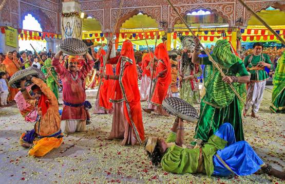 बरसाने में मनाई गई लट्ठमार होली, इस वजह से पुरूषों को पड़ती हैं लाठियां