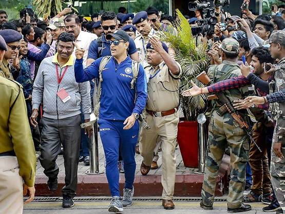 धोनी ने टीम इंडिया को कराई 'हमर' की सवारी, जाधव-पंत ने की मस्ती