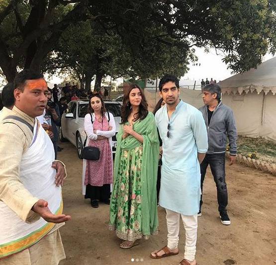 ऐसा है ब्रह्मास्त्र का LOGO, रणबीर-आलिया ने कुंभ में किया लॉन्च