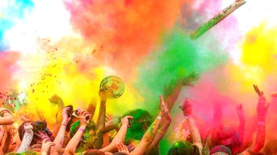 भारत की इन 10 जगहों पर अनोखे अंदाज में मनाया जाता है होली का त्योहार