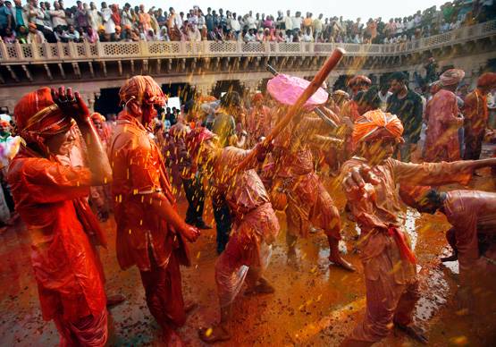 बरसाने में मनाई गई लट्ठमार होली, इस वजह से पुरूषों को पड़ती हैं लाठियां
