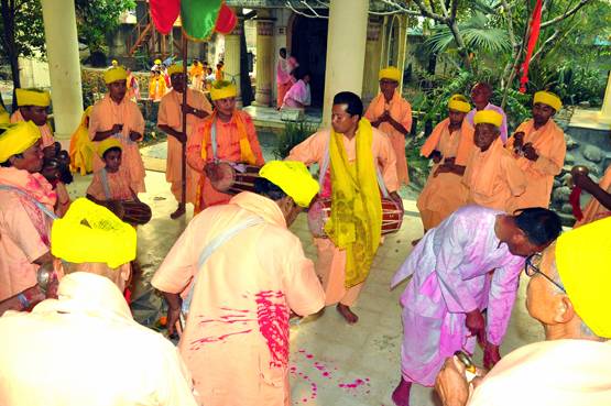 भारत की इन 10 जगहों पर अनोखे अंदाज में मनाया जाता है होली का त्योहार