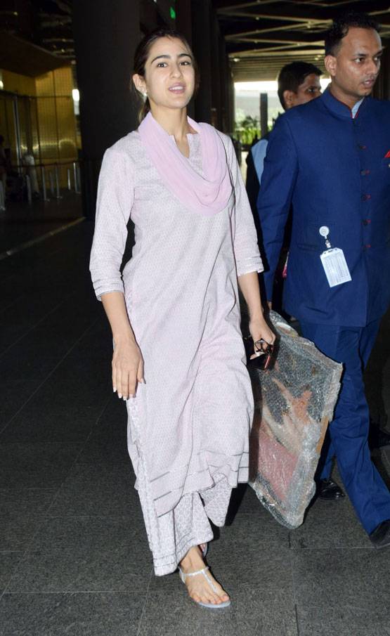 बिना मेकअप के दिखीं सारा अली खान, मीडिया को कहा- नमस्ते