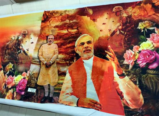 गुजरात के कारोबारी ने साड़ी पर उतार दी अभिनंदन की बहादुरी