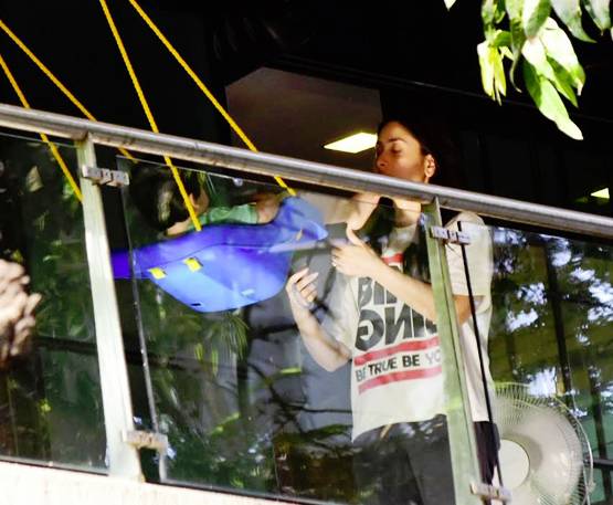 Photos: फुरसत में तैमूर को झूला झुला रही करीना कपूर