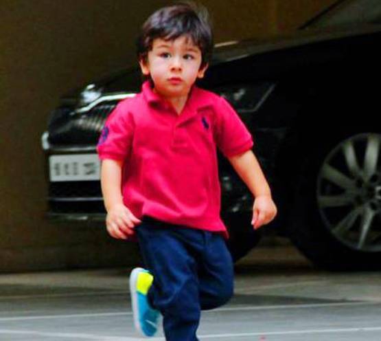 Photos: फुरसत में तैमूर को झूला झुला रही करीना कपूर