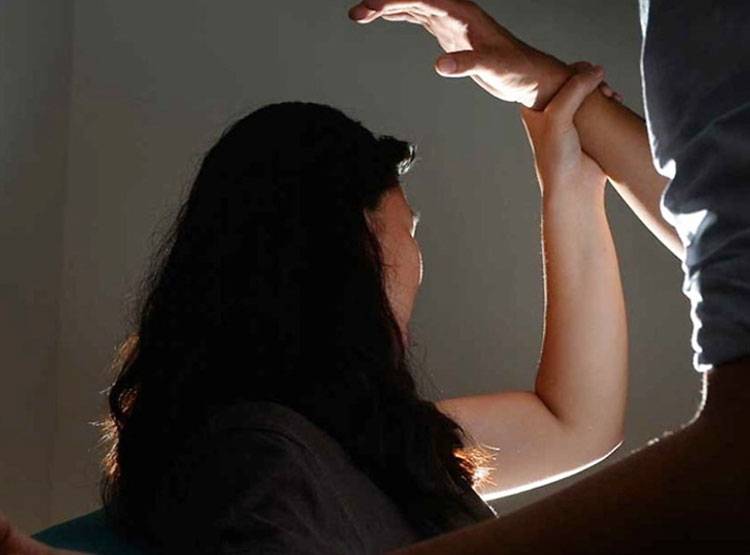 तेरे शरीर में भूत है आ उसे भगा दूं..कहकर बाबा ने लड़की से किया रेप