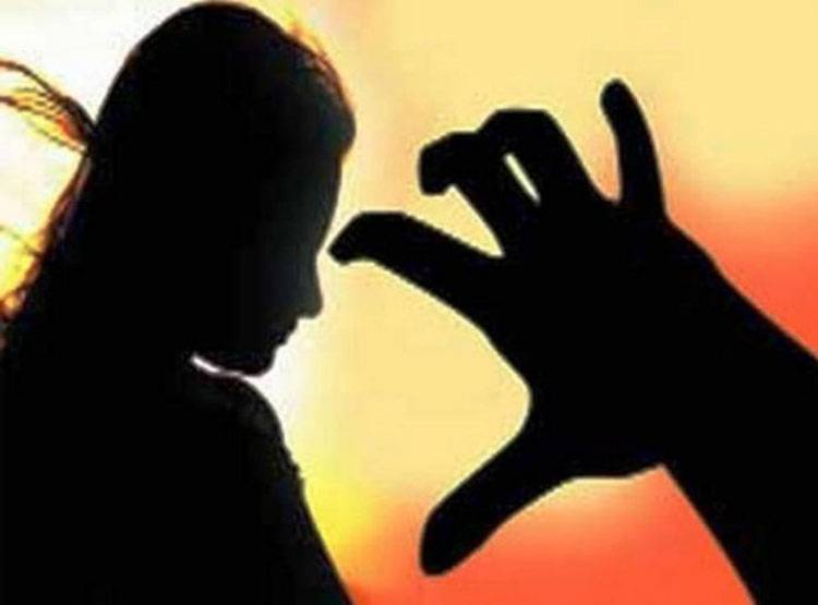 तेरे शरीर में भूत है आ उसे भगा दूं..कहकर बाबा ने लड़की से किया रेप