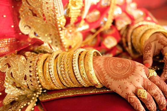 नए ट्रेंड की ये शादी बनी मिसाल, दुल्हन ने दूल्हे को पहनाया 'मंगलसूत्र'