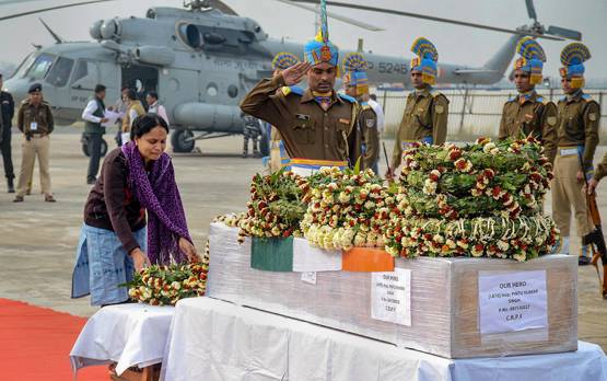 5 साल की बेटी ने शहीद को दी मुखाग्नि, पूछा- पापा को कहां ले जा रहे