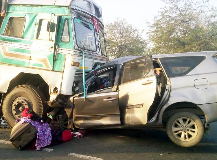ट्रक और इनोवा कार में भीषण टक्कर, ऑन द स्पॉट गई 10 लोगों की जान