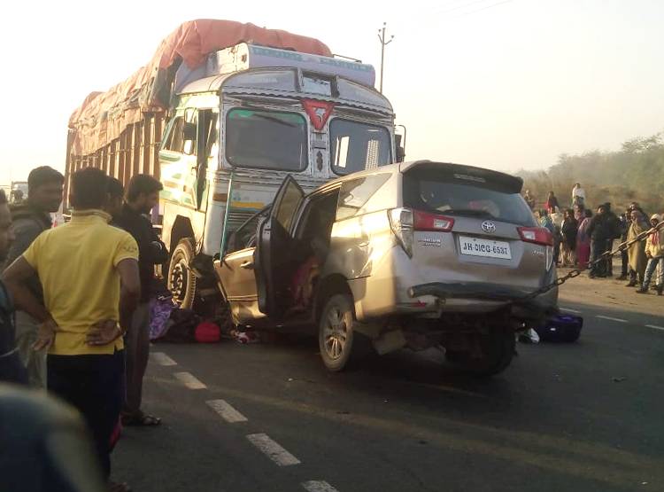 ट्रक और इनोवा कार में भीषण टक्कर, ऑन द स्पॉट गई 10 लोगों की जान