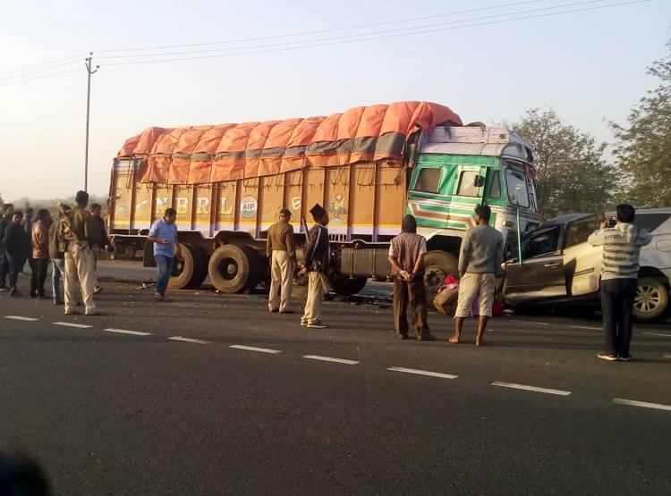 ट्रक और इनोवा कार में भीषण टक्कर, ऑन द स्पॉट गई 10 लोगों की जान