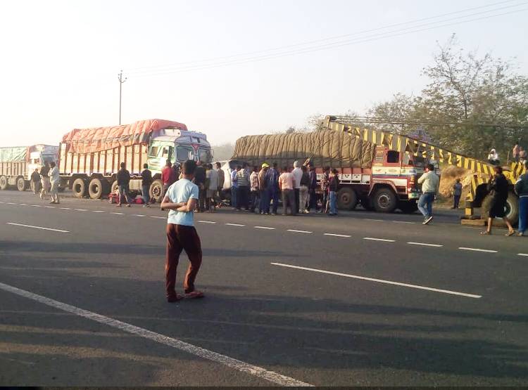 ट्रक और इनोवा कार में भीषण टक्कर, ऑन द स्पॉट गई 10 लोगों की जान