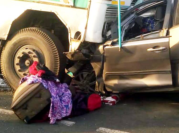 ट्रक और इनोवा कार में भीषण टक्कर, ऑन द स्पॉट गई 10 लोगों की जान